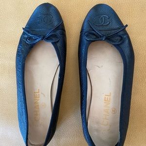 CHANEL Black Caviar Leather CC logo Ballet Flats